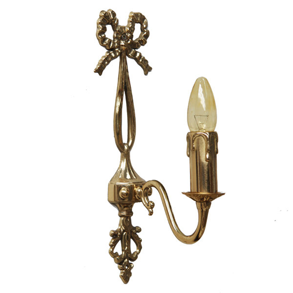"Manufactured in Ireland, this quality solid brass wall light looks great in any traditional style setting."