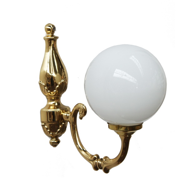 "With a traditional design, the Ben Single Arm Traditional Wall Light is an elegant solution for a living room."